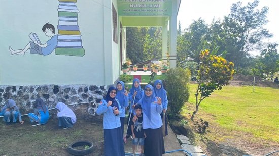 “Bukan Sekadar Bersih-Bersih: Cara MAN 2 Sinjai Rayakan Hari Bumi yang Bikin Salut!” 🌱